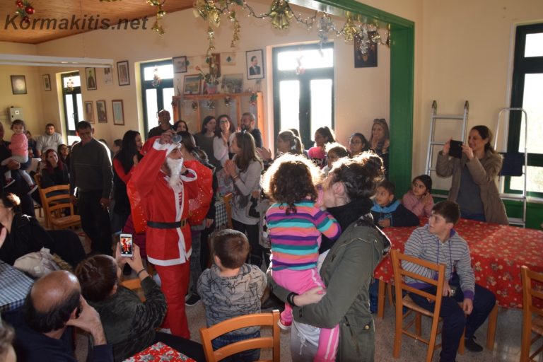 Ο Άγιος Βασίλης της ΚΝΜΚ μοίρασε δώρα στα παιδιά στην Καρπάσια και στον Κορμακίτη