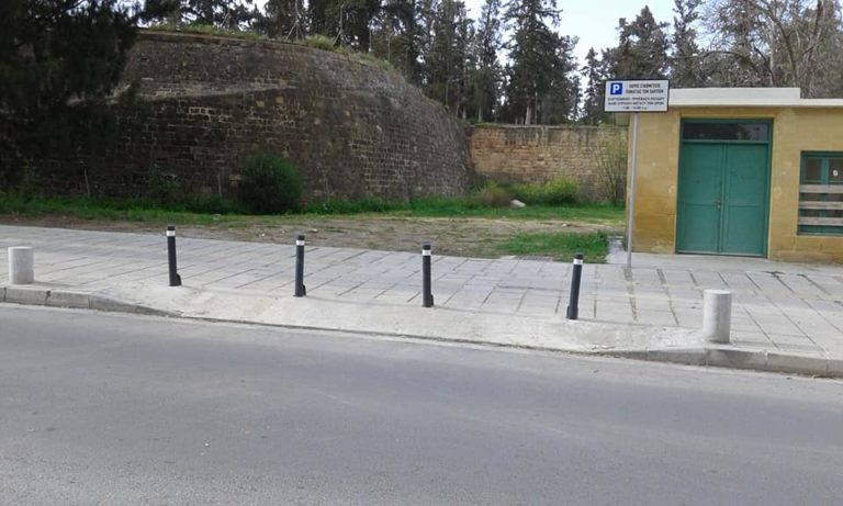 Χώρος στάθμευσης για τους πιστούς του Καθεδρικού Ναού της Παναγίας των Χαρίτων στην Πύλη Πάφου