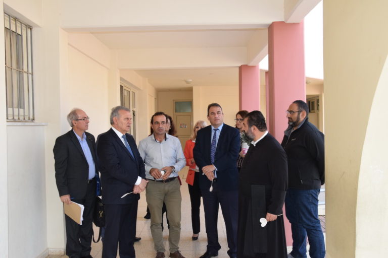 Επίσκεψη Επιτρόπου Προεδρίας στο Δημοτικό Αγίου Μάρωνα – Θερμή υποδοχή από τα παιδιά