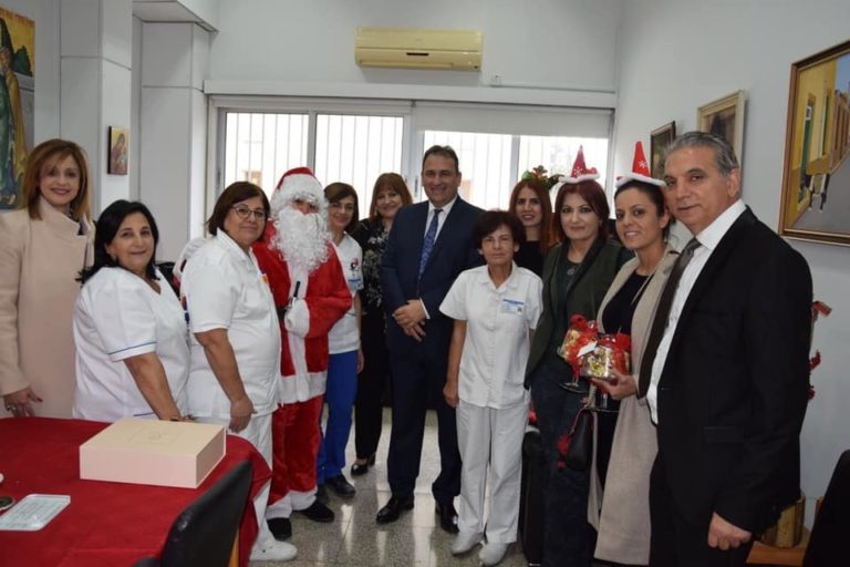 Επίσκεψη Εκπροσώπου Μαρωνιτών Γιαννάκη Μούσα στο Μακάρειο Νοσοκομείο, συνοδευόμενος από τον Άγιο Βασίλη και αντιπροσωπεία της Γυναικείας Πρωτοβουλίας-Κοινότητας Μαρωνιτών