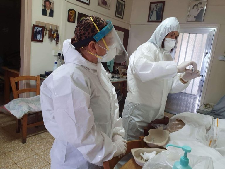 Δεύτερη δόση του εμβολίου στα πρώτα 24 άτομα που εμβολιάστηκαν στον Κορμακίτη και στην Καρπάσια στις 16 Φεβρουαρίου