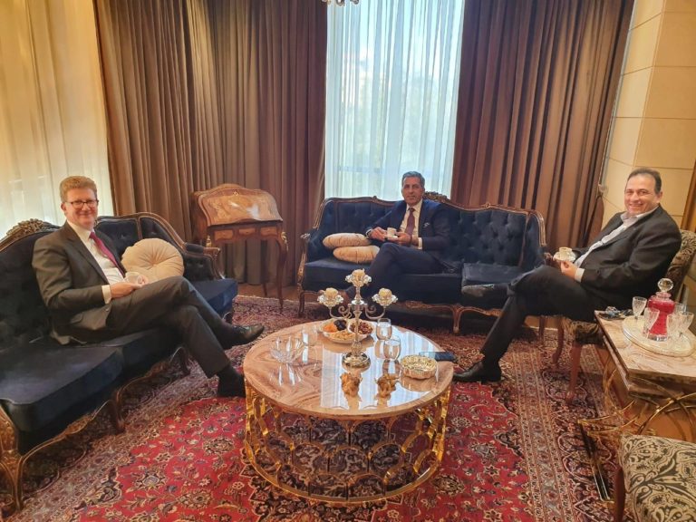 Σειρά Επαφών Εκπροσώπου Μαρωνιτών με φόντο την Πενταμερή της Γενεύης