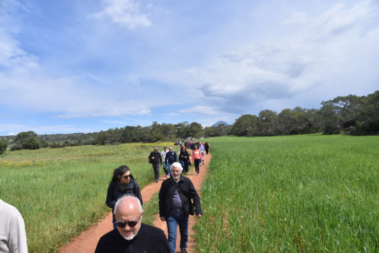 Η διεθνής ομάδα Cyprus Nature Lovers στις όμορφες τουλίπες του Κορμακίτη