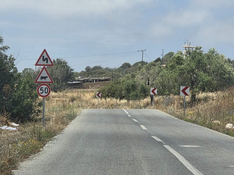 Σήματα οδικής κυκλοφορίας στον κύριο δρόμο από Διόριος προς Κορμακίτη
